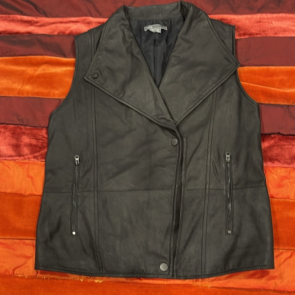 Vince Jacket sleeveless. LeatherlSize    Xs